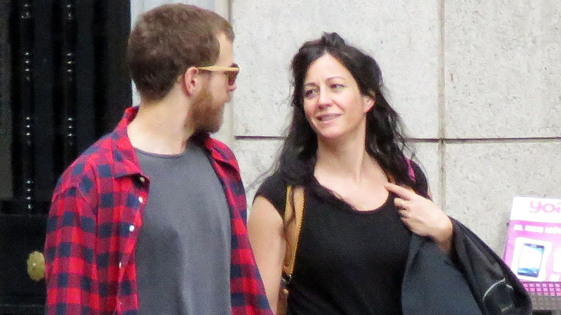 Álvaro Cervantes y su novia, en 2015