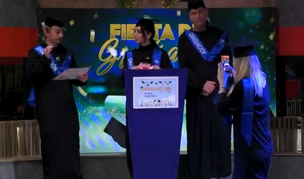 Anita, graduada con 'honores'