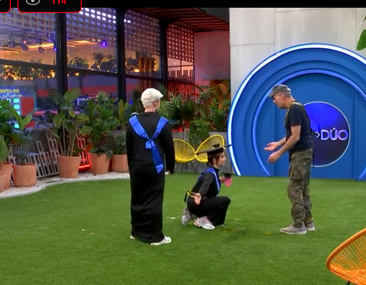 Anita hace malabarismos en el jardín