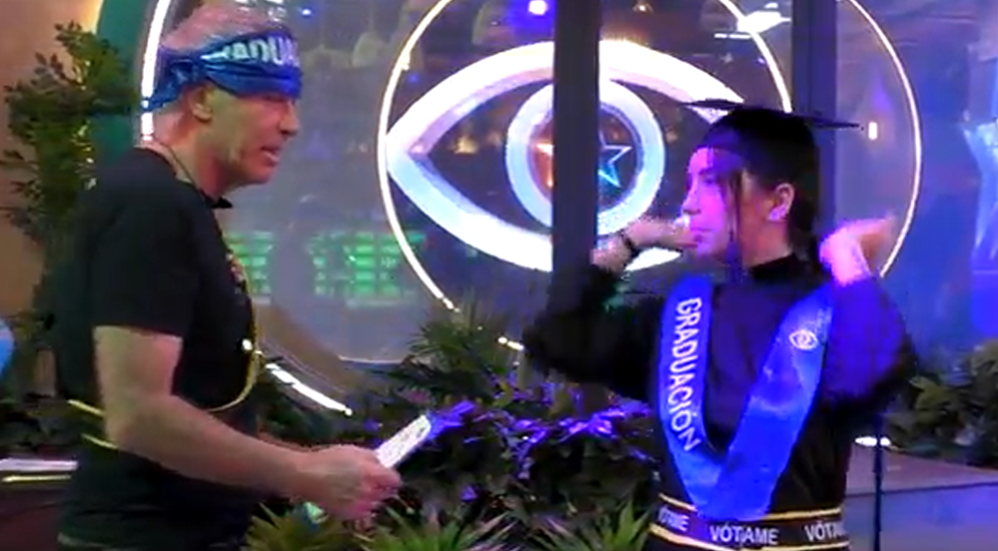 Anita le da un diploma a Carlos