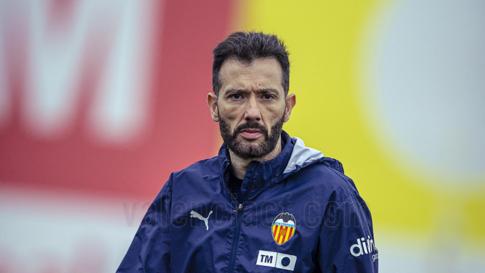 Carlos Corberán serio