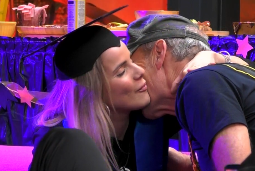 Carlos se despide con un beso