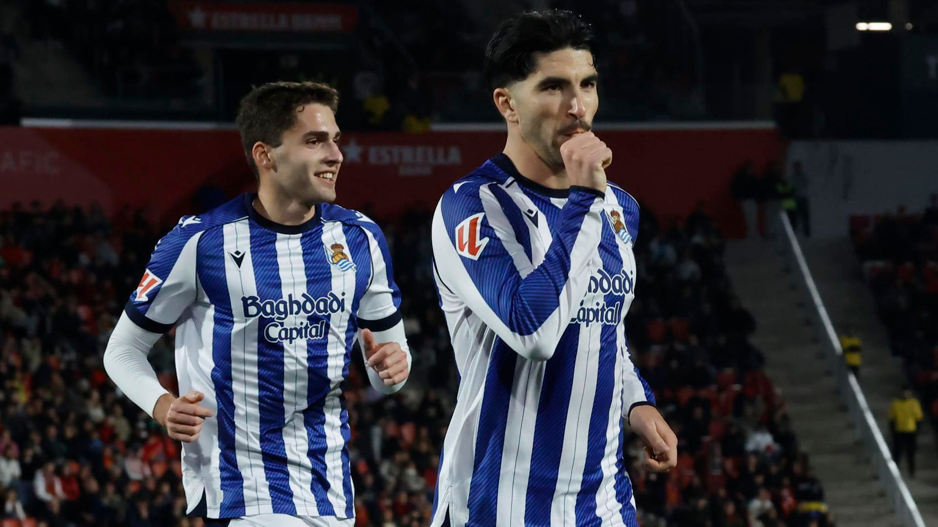 Carlos Soler, dedicando el gol a su hijo