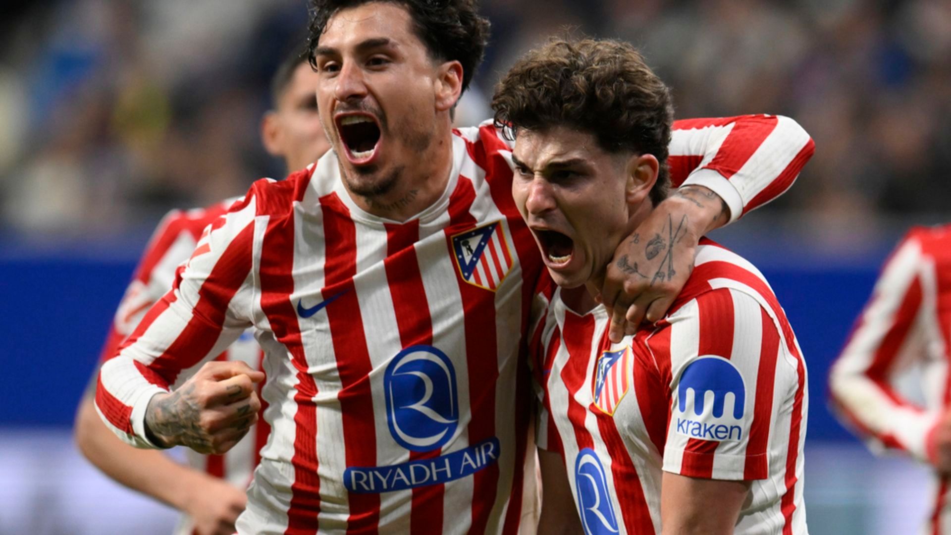 Celebración de Giménez y Julián Álvarez en el Oviedo-Atlético