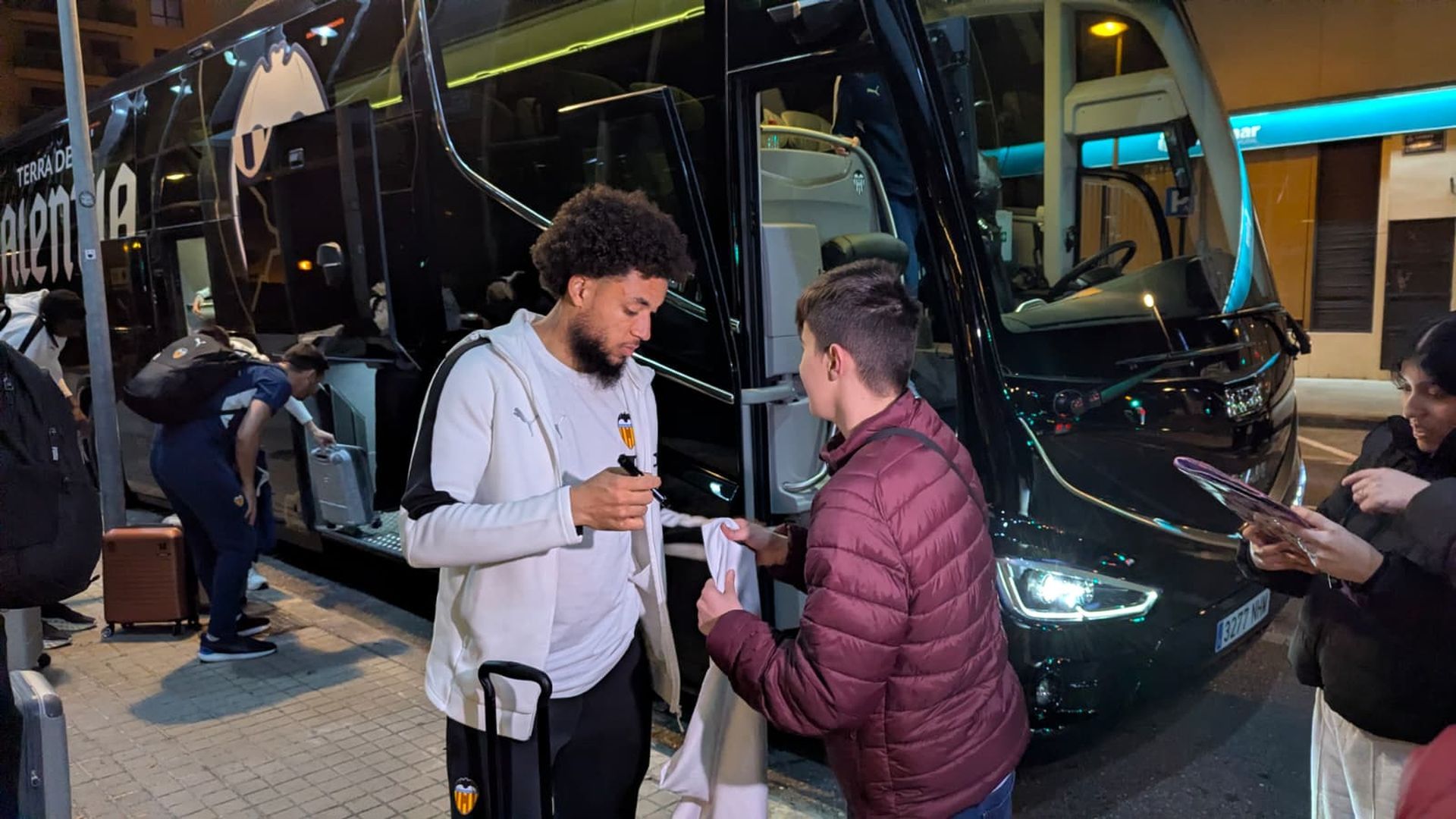 Convocatoria del Valencia CF con Danjuma de noche en el hotel