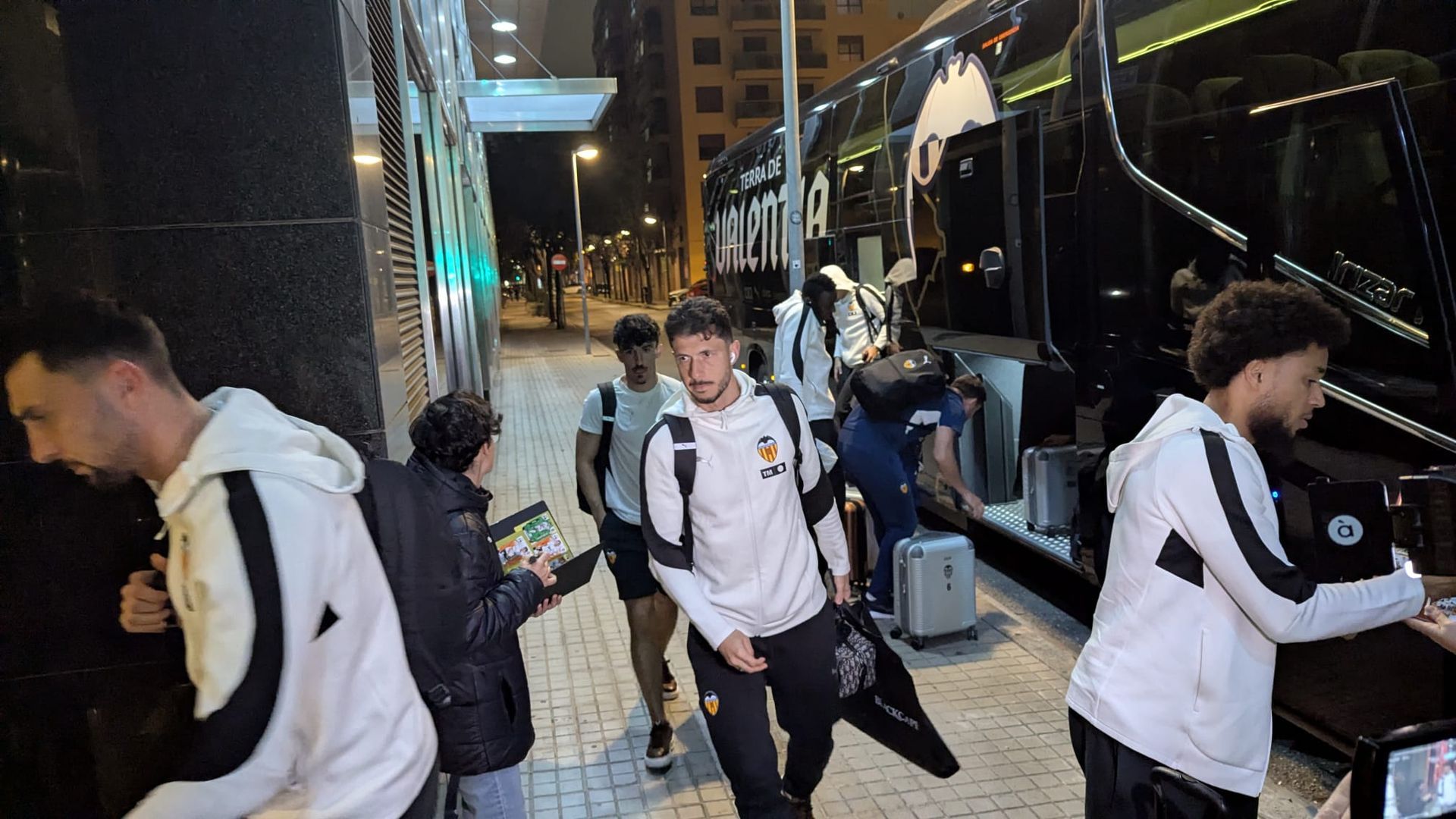 Convocatoria del Valencia CF con Guido Rodríguez de noche en el hotel