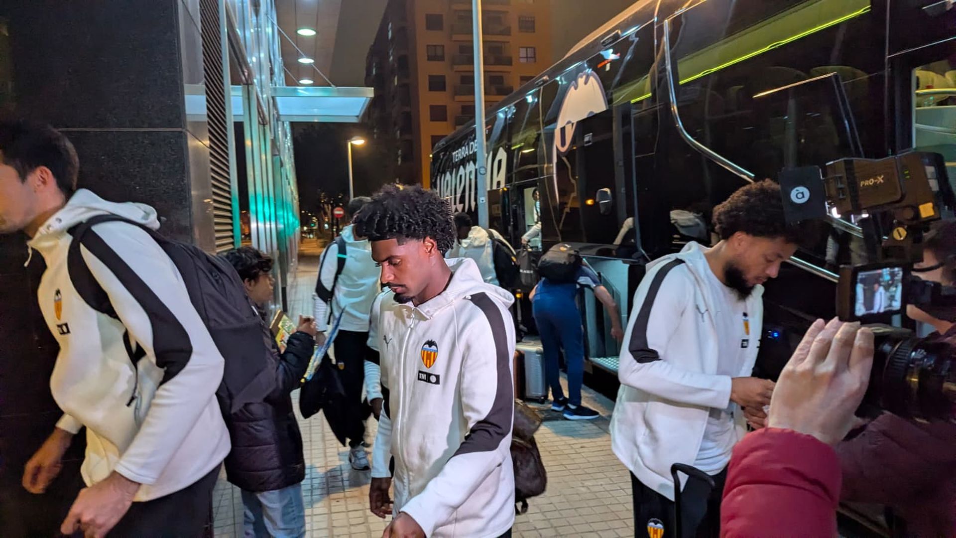 Convocatoria del Valencia CF con Thierry de noche en el hotel