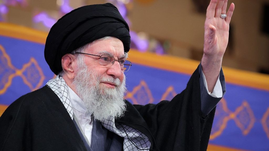 El ayatolá Alí Jamenei es trasladado a un lugar seguro fuera de Teherán tras el ataque de EEUU e Israel