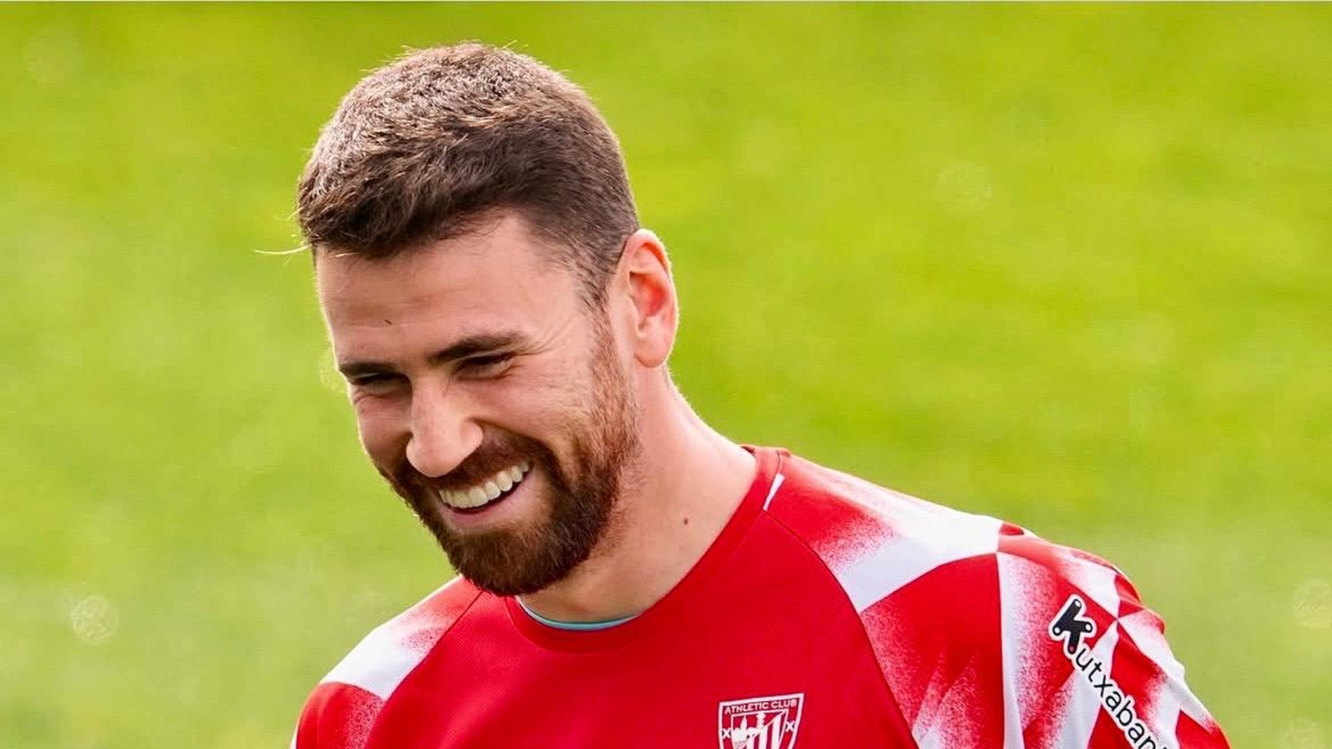 El buen rollo del meta Unai Simón calentando para jugar
