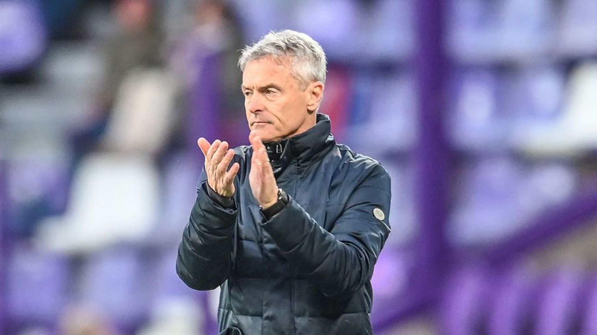 Fran Escribá aplaude en la banda ante el Huesca.