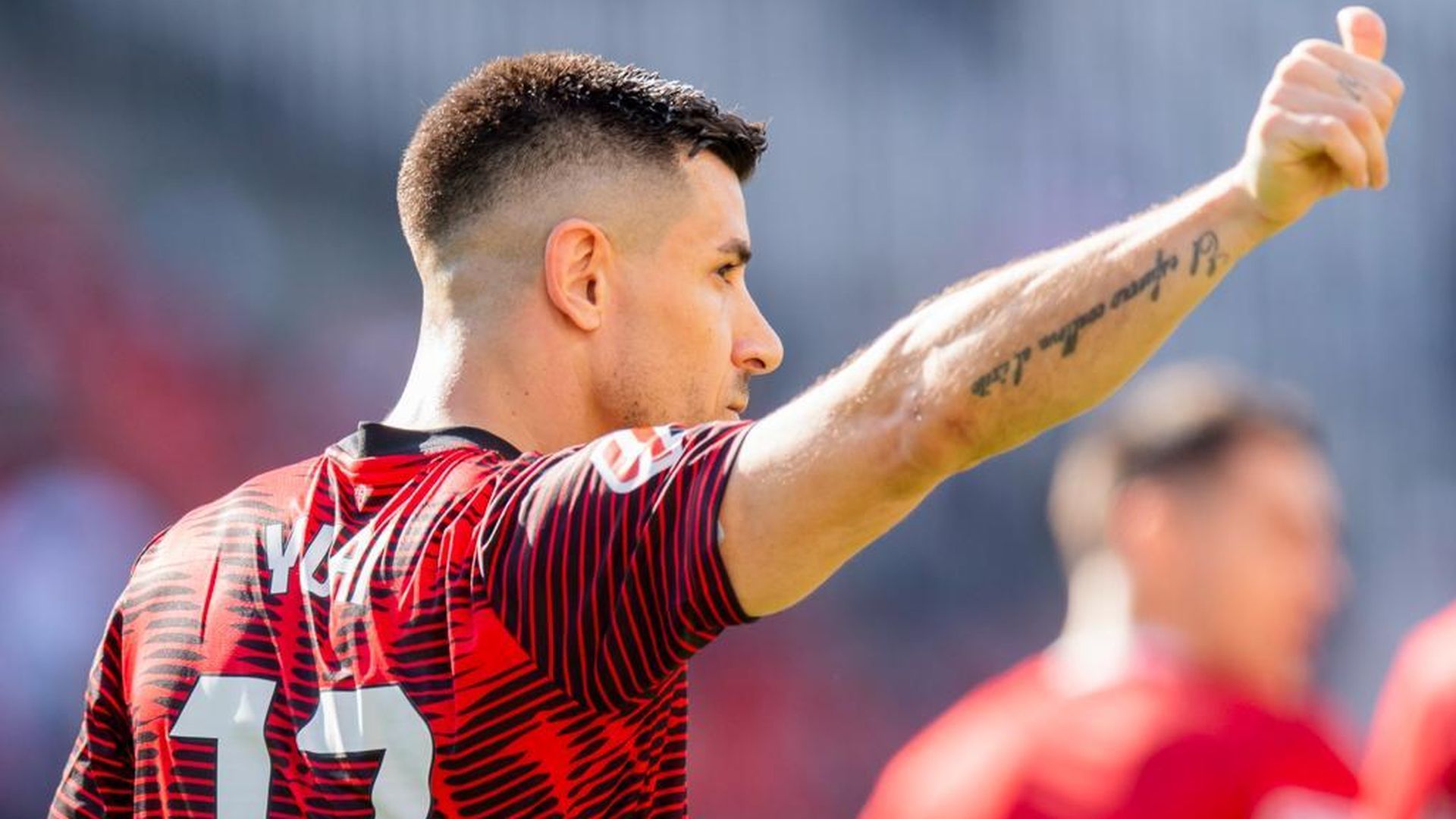 Gesto del carrilero Yuri Berchiche tras jugar en Vallecas