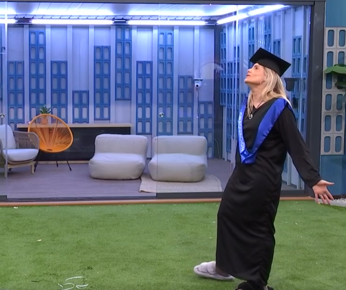 Gloria bailando sola