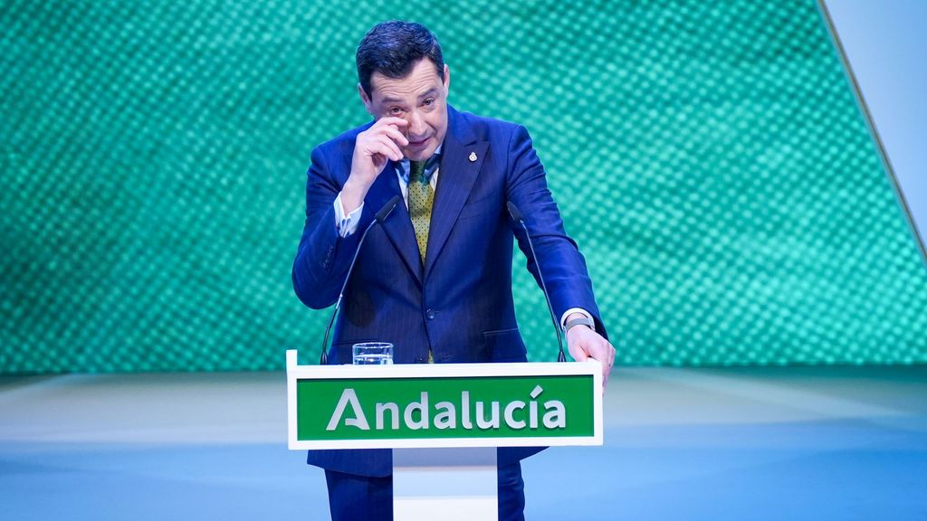 Juanma Moreno rompe a llorar en su discurso del Día de Andalucía al recordar Adamuz: "Me vienen las imágenes de confusión, de espanto"