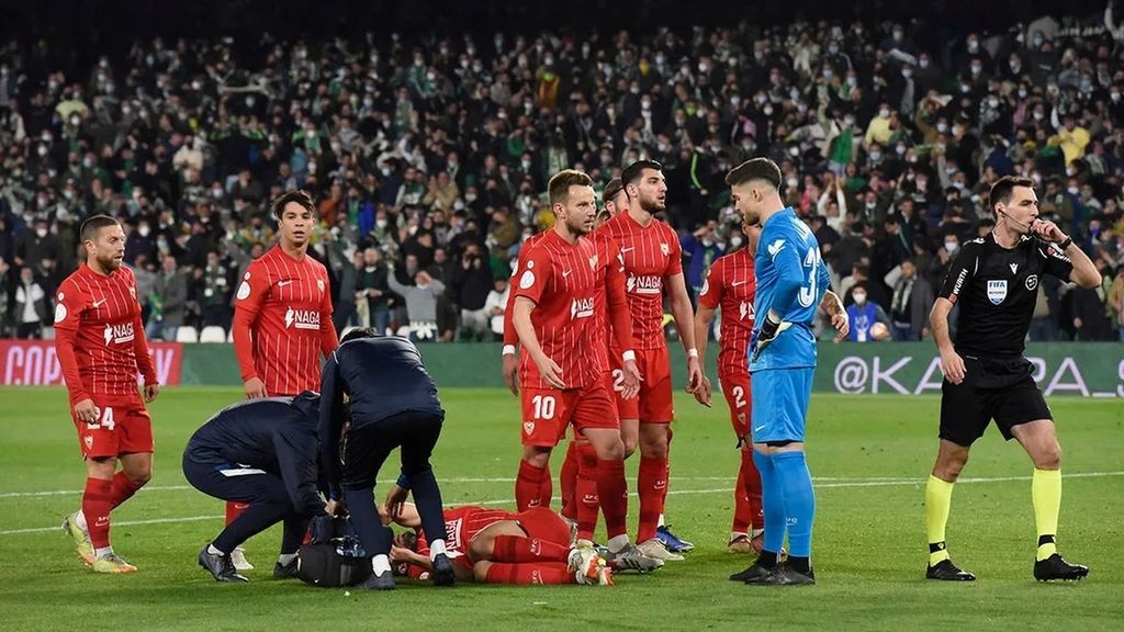 (Mediaset) Jordán, golpeado en la cabeza de una barra lanzada desde la grada del Villamarín en el Betis-Sevilla