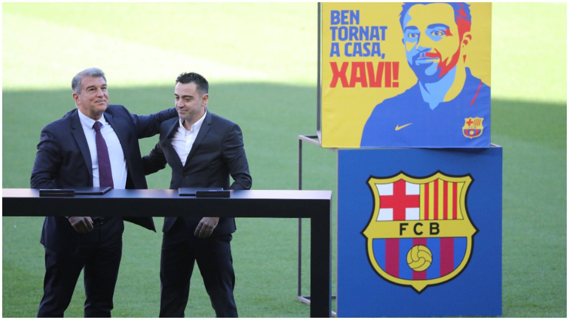 Joan Laporta junto a Xavi Hernández, en la presentación del catalán como entrenador del Barça