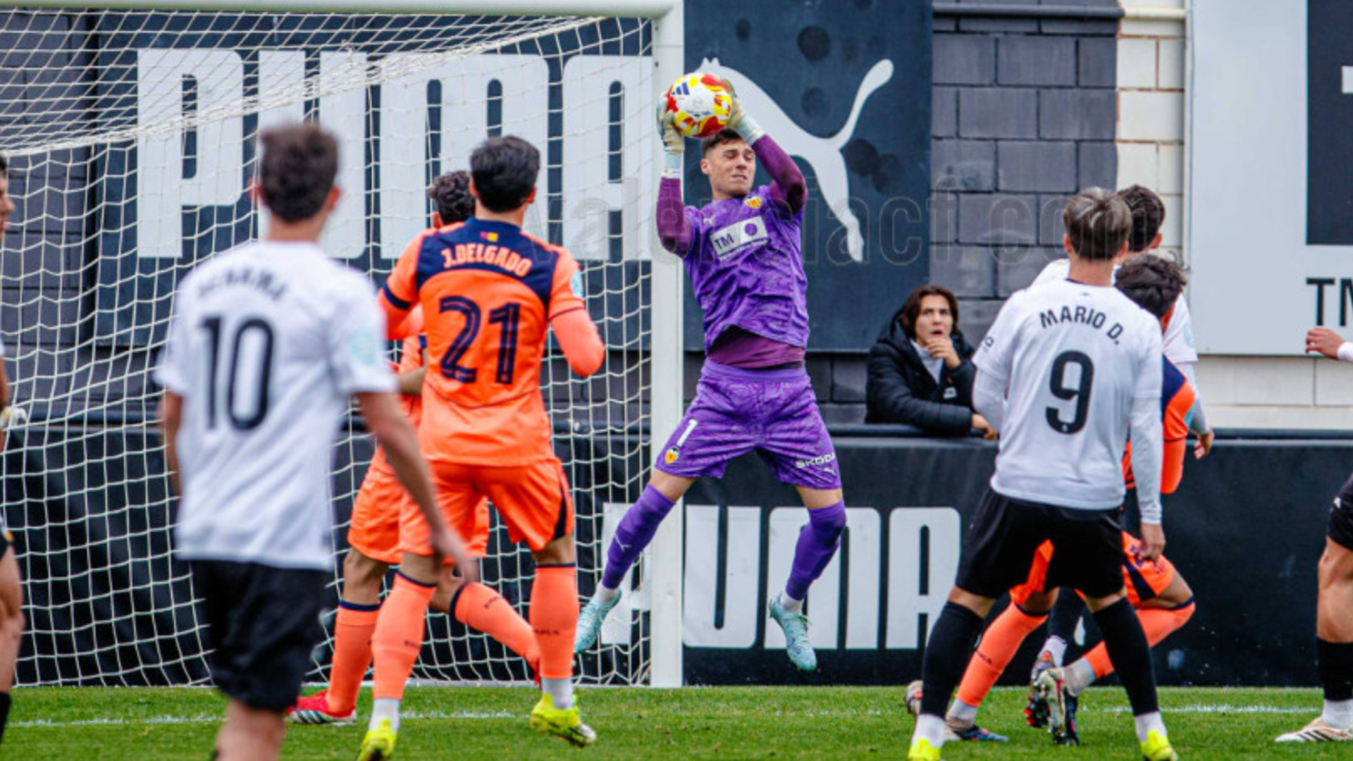 Joaquín Delgado observa al meta Vicent Abril
