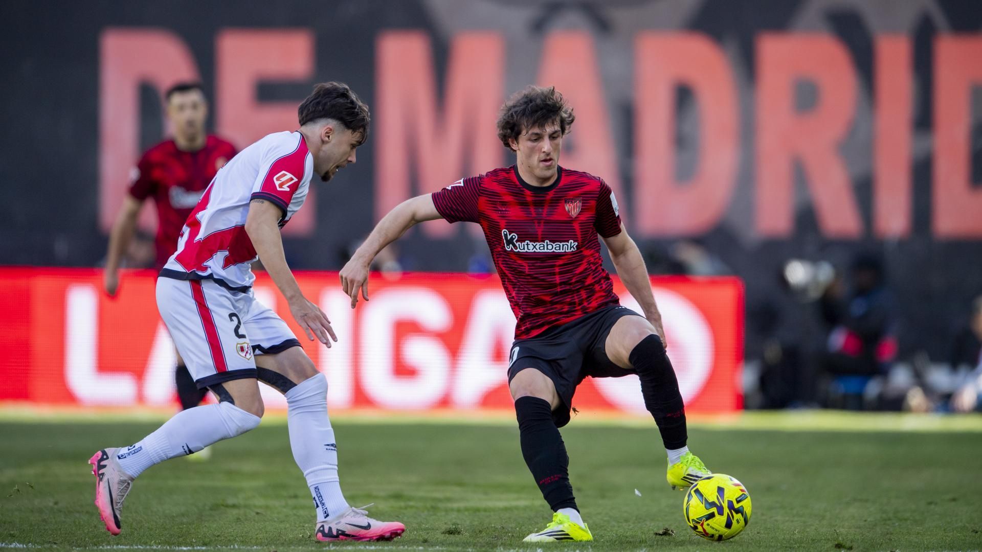 Jugada de Unai Gómez en Vallecas ante el Rayo