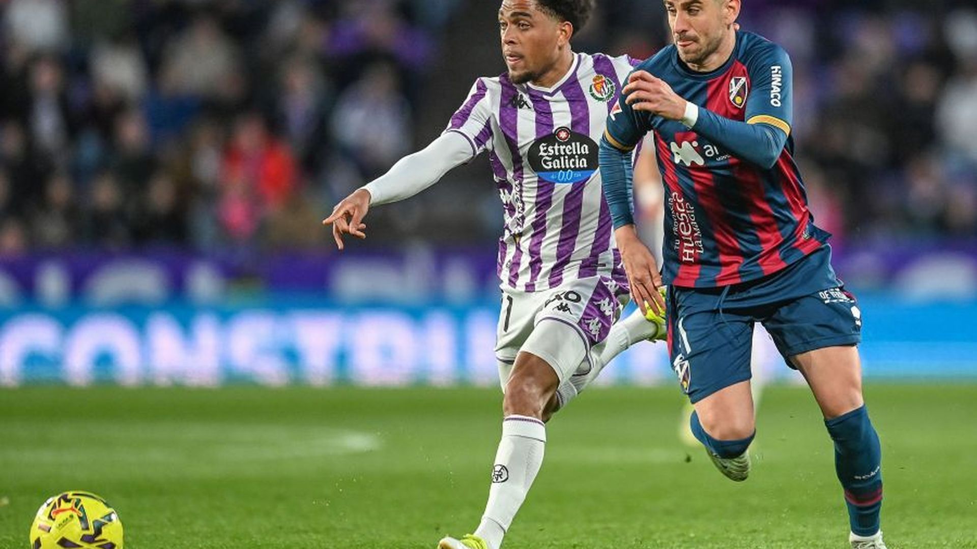 Julien Ponceau pugna con Ojeda.