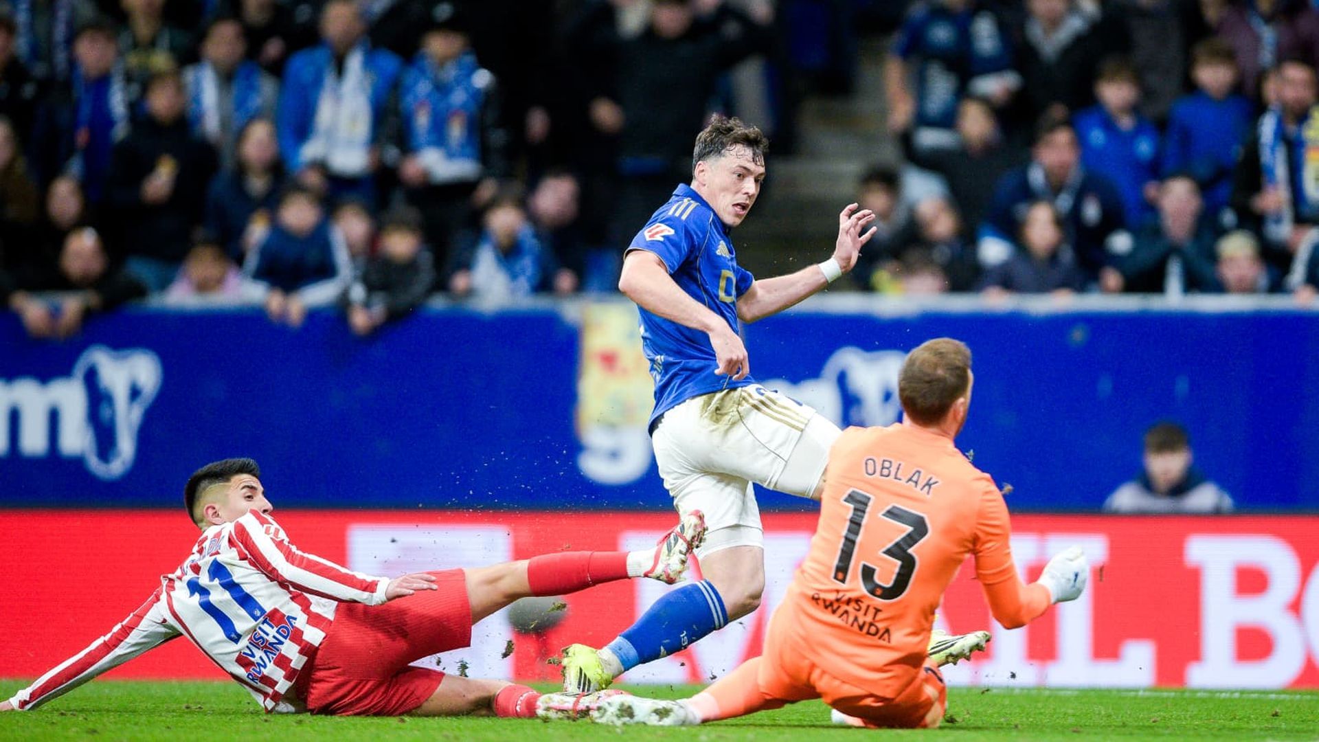La ocasión de Fede Viñas ante Jan Oblak en el Oviedo-Atlético