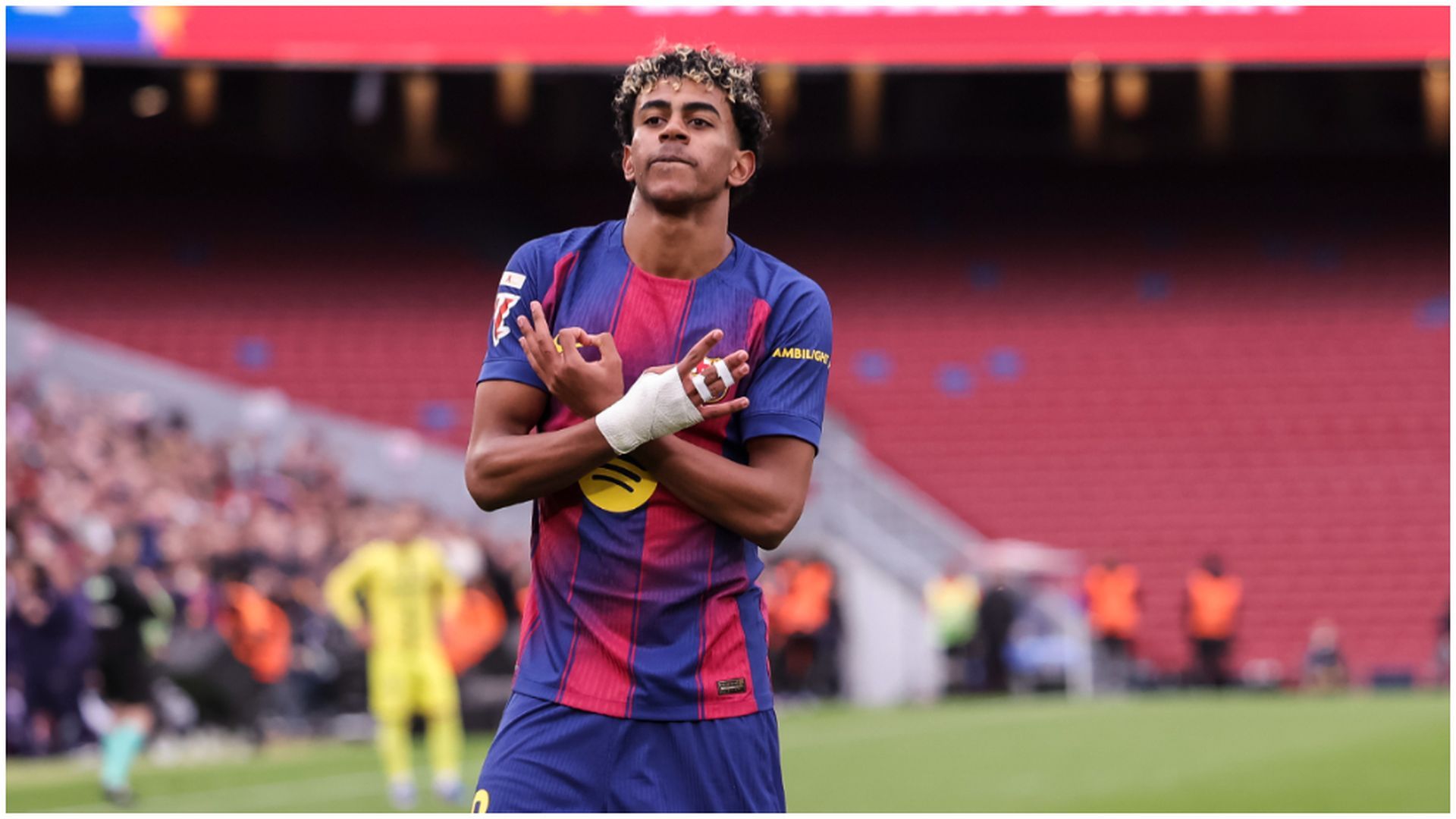 Lamine Yamal celebra sus goles ante el Villarreal en el Camp Nou