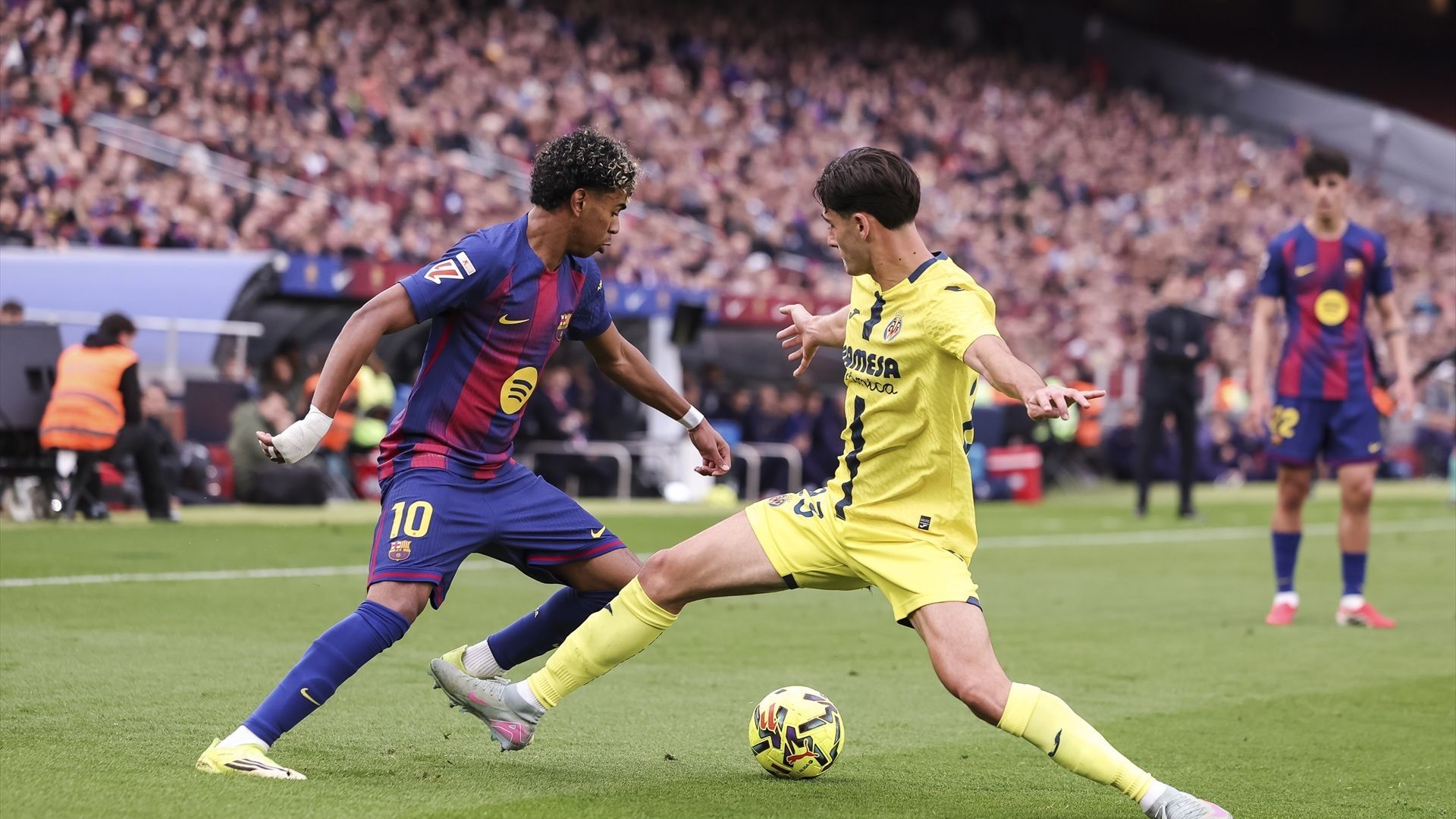 Lamine Yamal se marcha de Sergi Cardona en el Barça-Villarreal