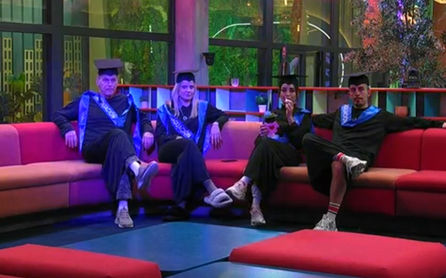 Los cuatro finalistas viendo los vídeos de presentación