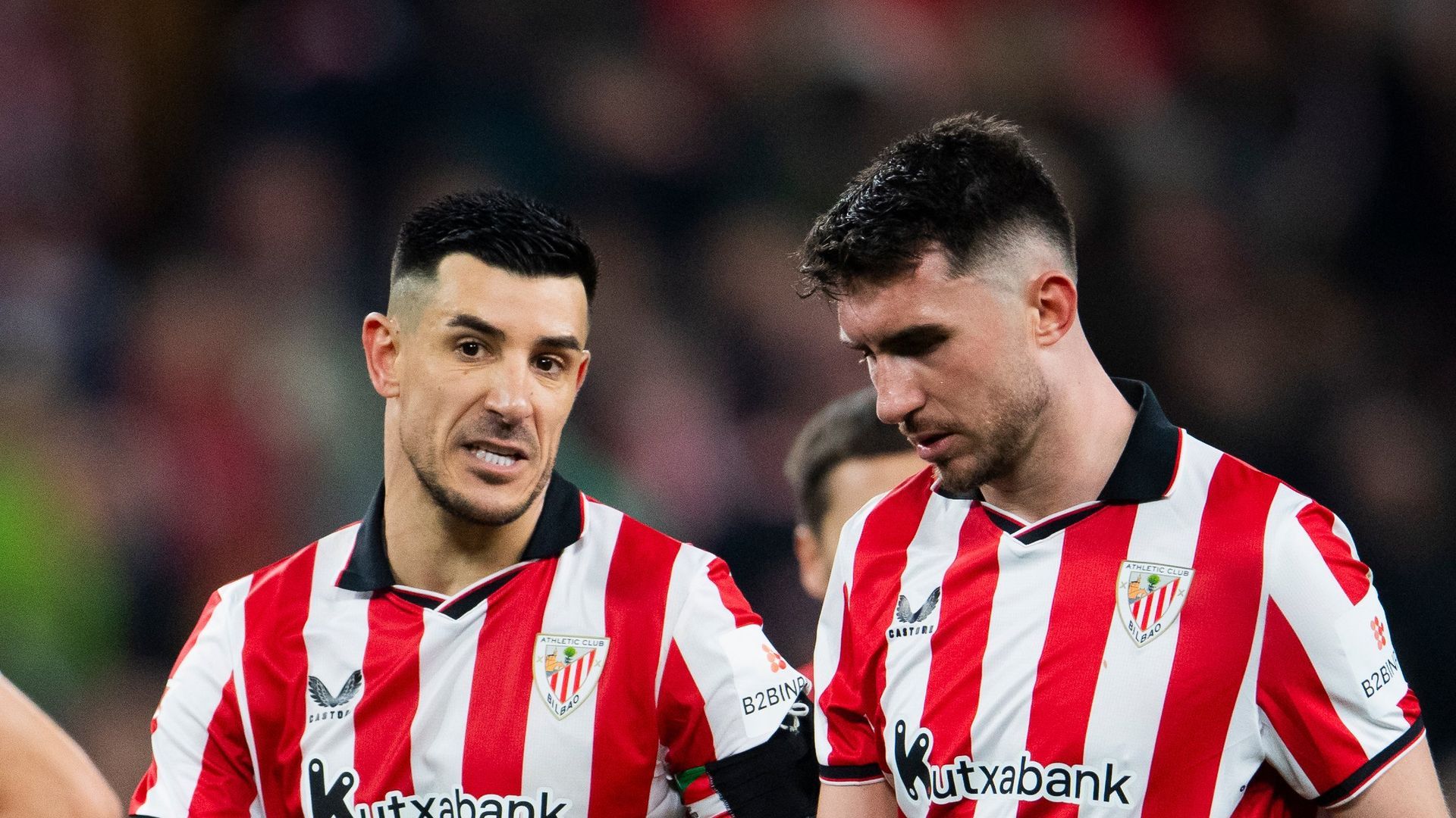 Los veteranos defensas Yuri Berchiche y Aymeric Laporte hablan en un partido Los veteranos defensas Yuri Berchiche y Aymeric Laporte hablan en un partido