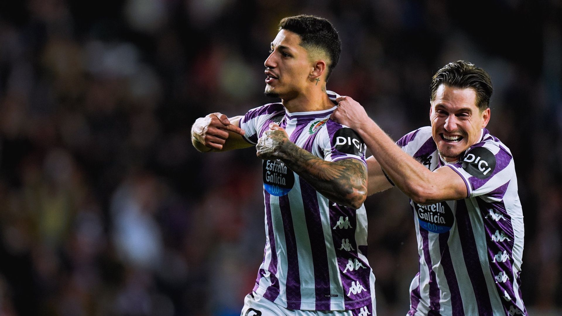 Marcos André celebra con Sergi Canós su gol ante el Huesca. Marcos André celebra con Sergi Canós su gol ante el Huesca.