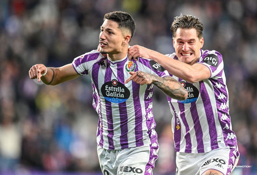 Marcos André y Sergi Canós Tenés celebran el gol al Huesca