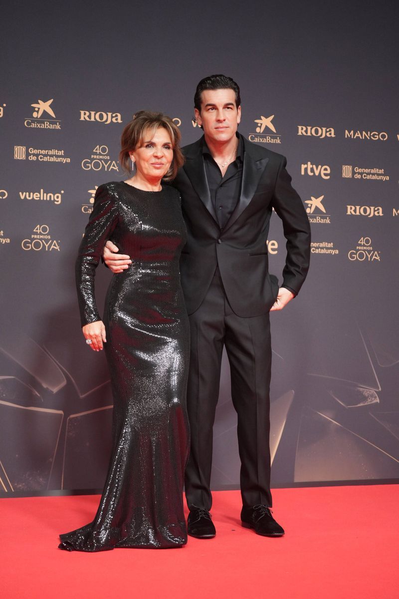 Mario Casas y su madre, Heidi Sierra, posando en la alfombra roja de los Premios Goya 2026