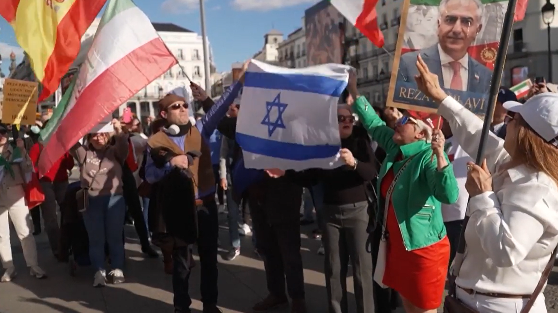 Miles de iraníes salen a las calles para celebrar los ataques de EEUU e Israel contra el régimen de los ayatolás