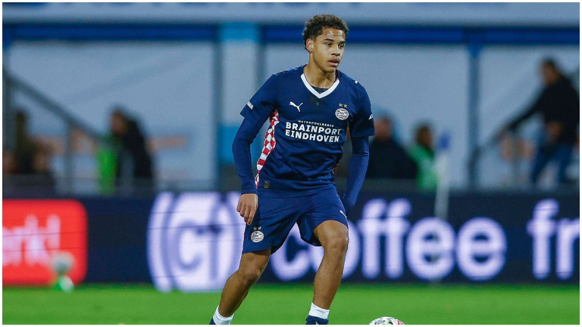 Noah Fernández, jugando con el PSV