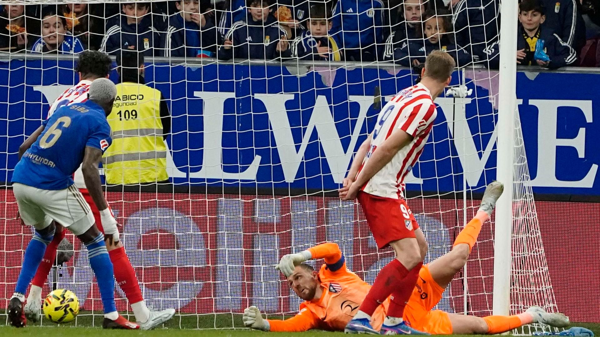 Oblak haciendo una parada ante el Oviedo