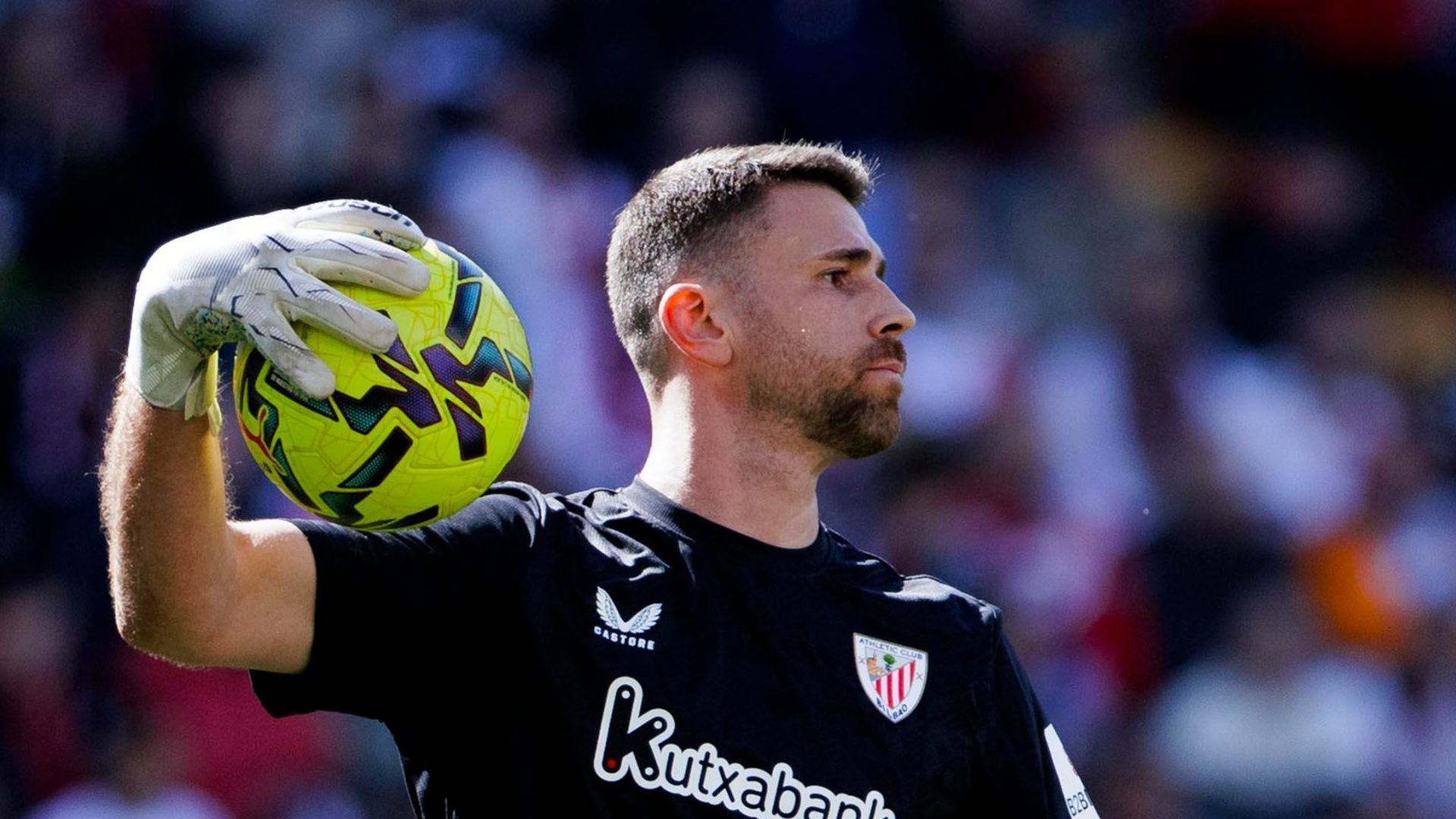 Saque con la mano del portero Unai Simón en Vallecas Saque con la mano del portero Unai Simón en Vallecas