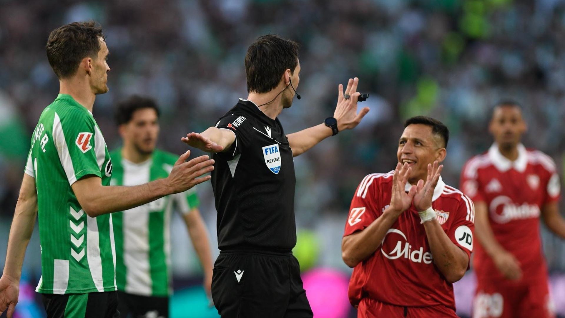 Alexis, protestándole a De Burgos Bengoetxea, en el Betis - Sevilla Alexis, protestándole a De Burgos Bengoetxea, en el Betis - Sevilla