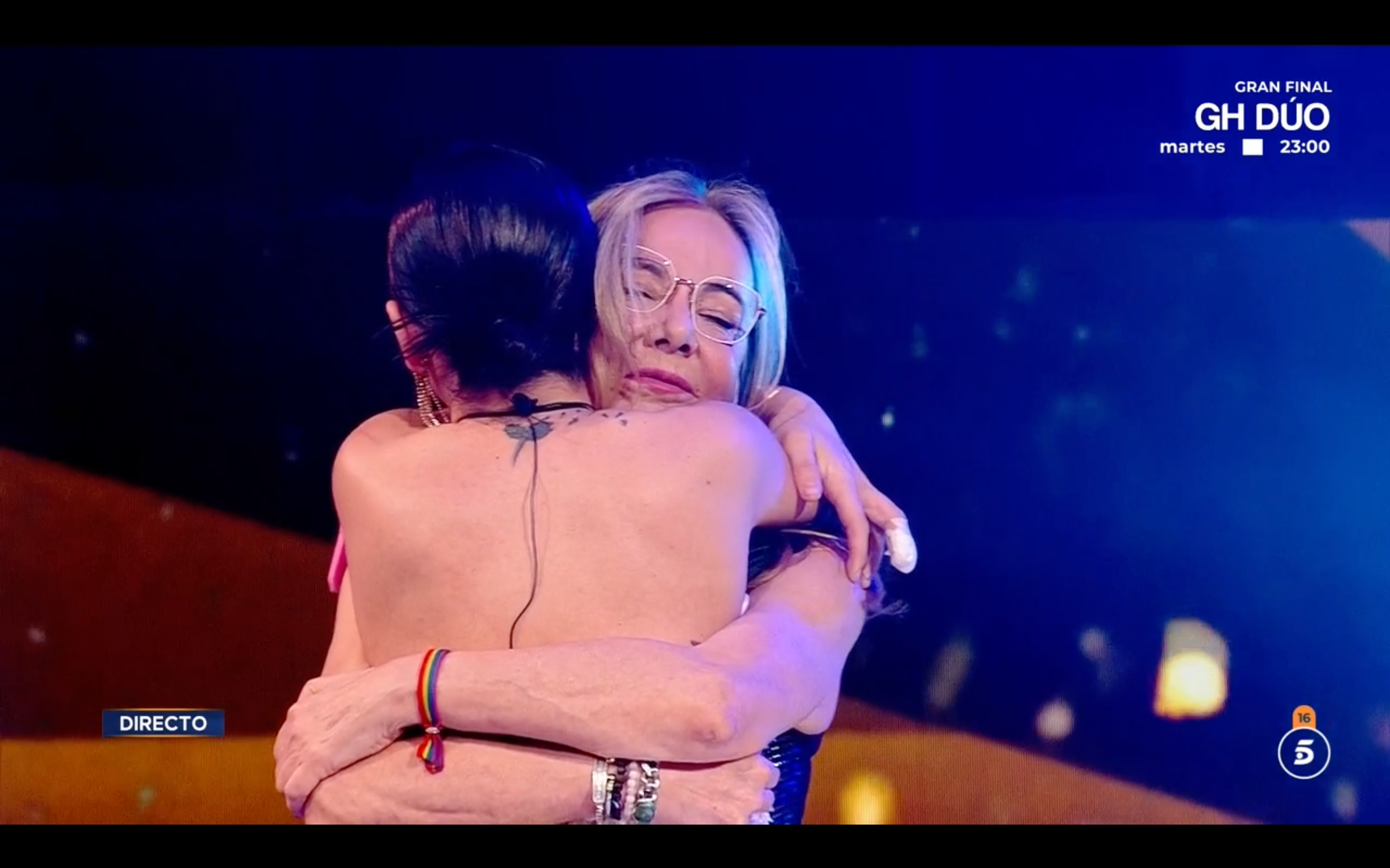 Anita y Belén Ro se abrazan