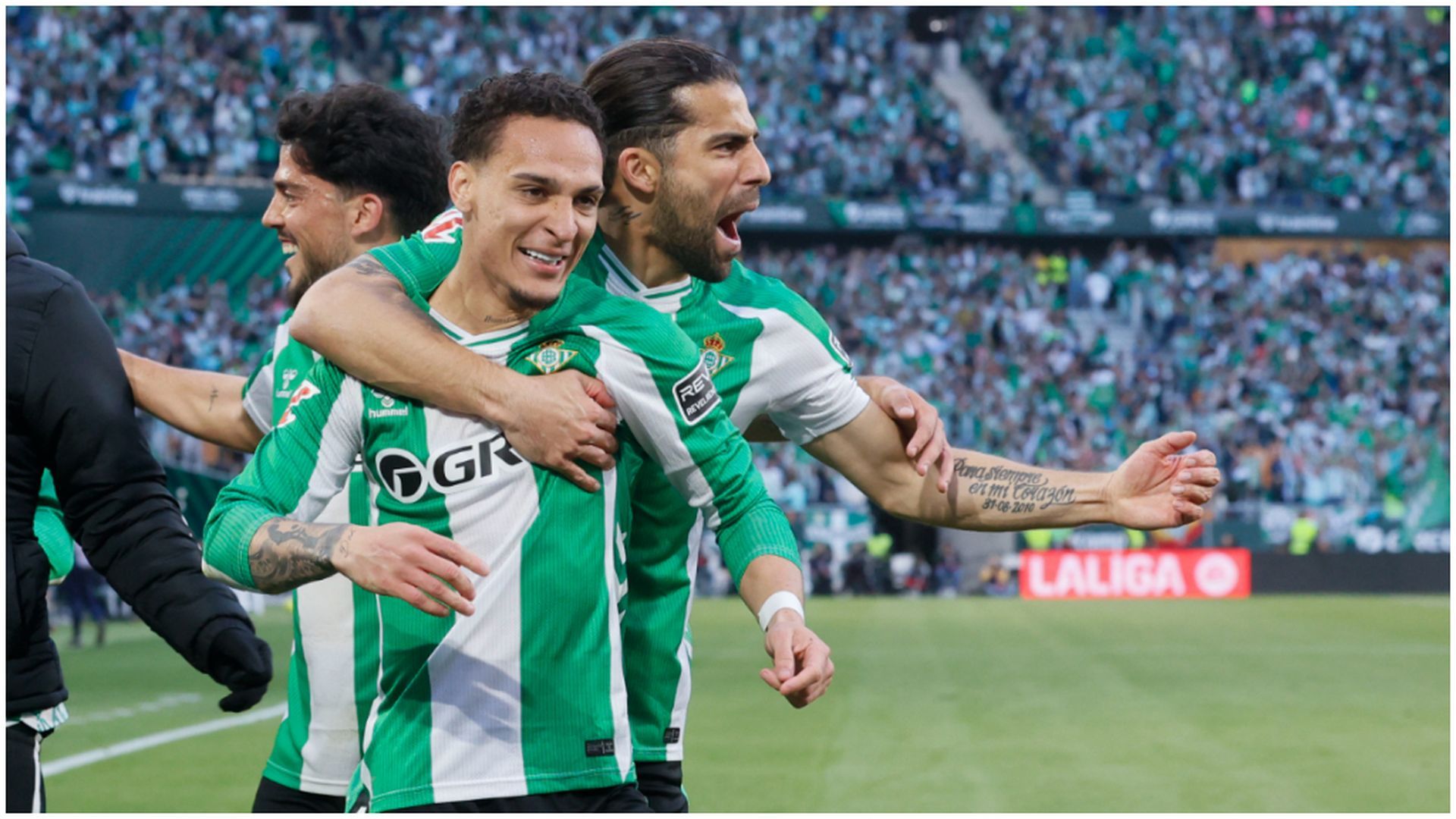 Antony, celebrando su gol en el derbi de chilena