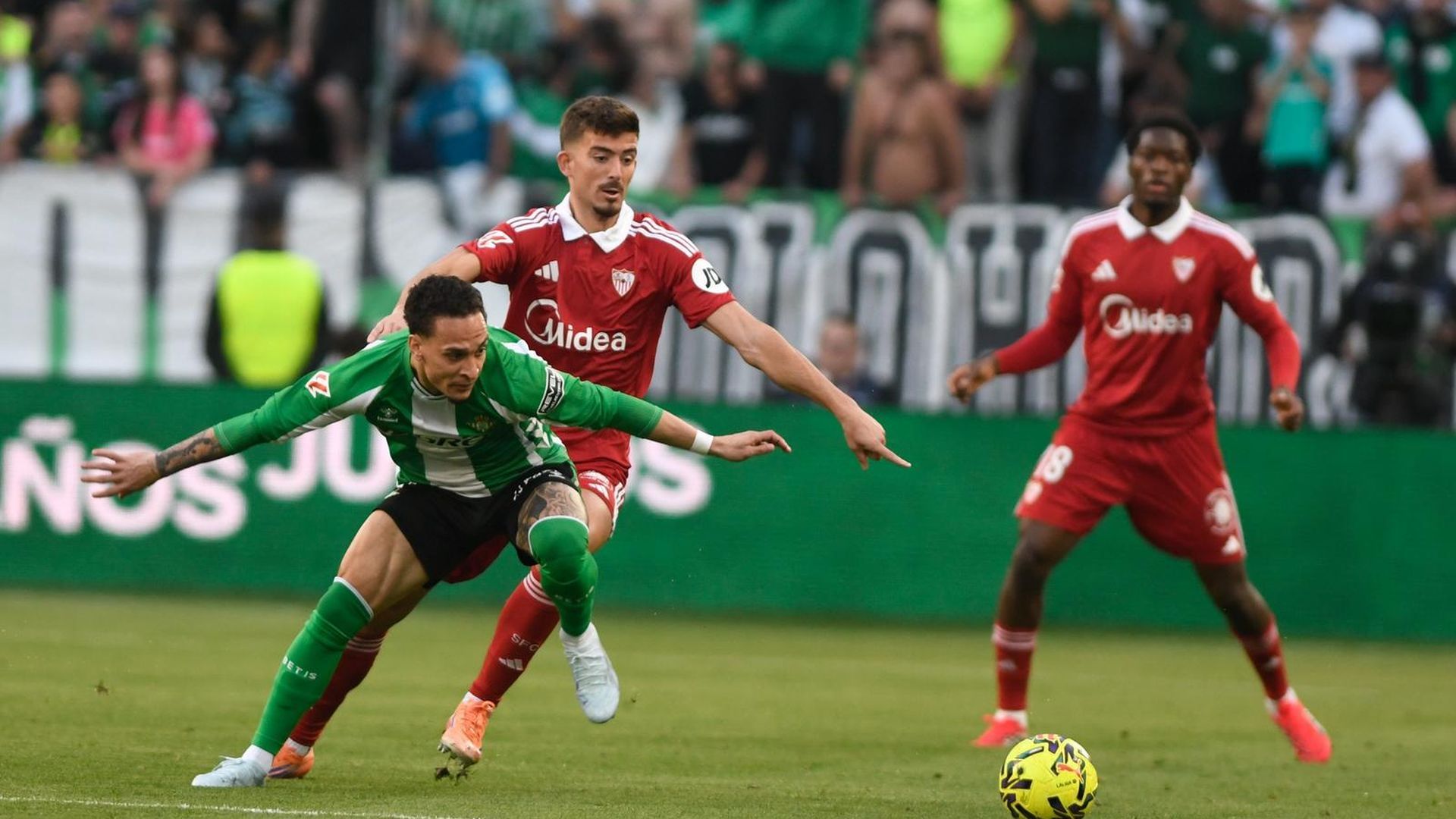 Antony y Kike Salas, en el Betis - Sevilla de La Cartuja
