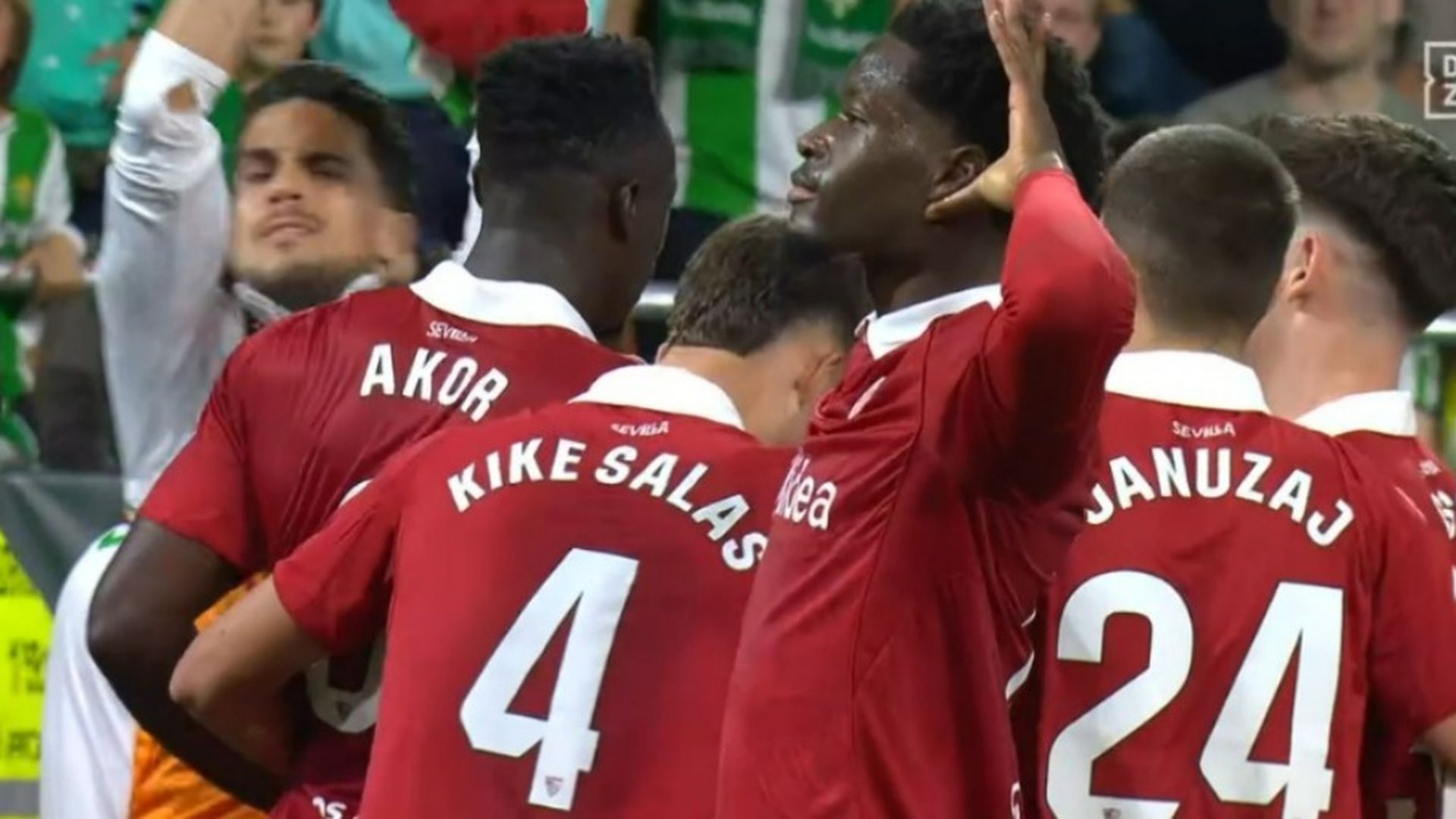 Bartra retira la camiseta de Isaac Romero del banderín de córner Bartra retira la camiseta de Isaac Romero del banderín de córner