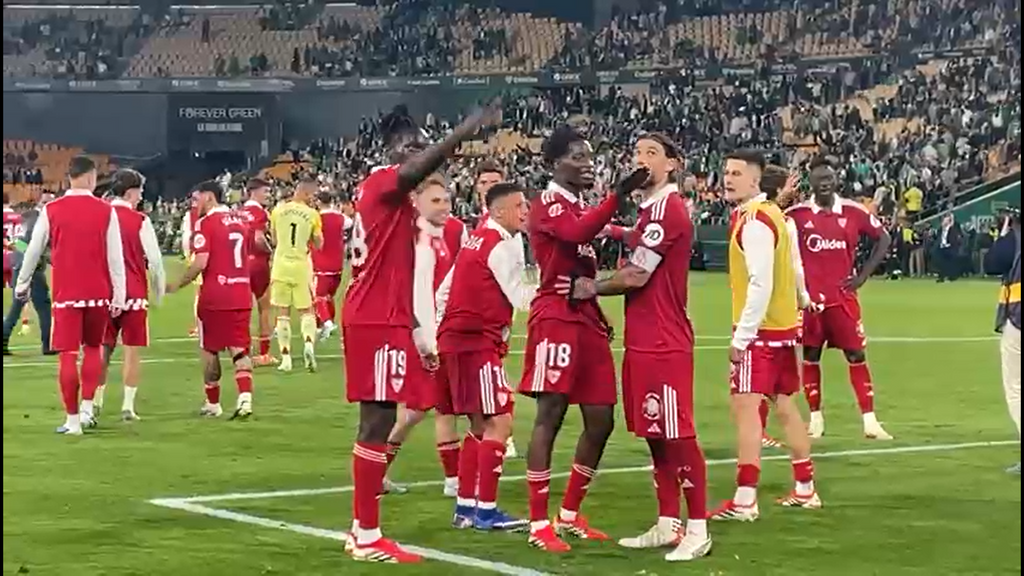 La bronca de los jugadores del Sevilla con la afición del Betis