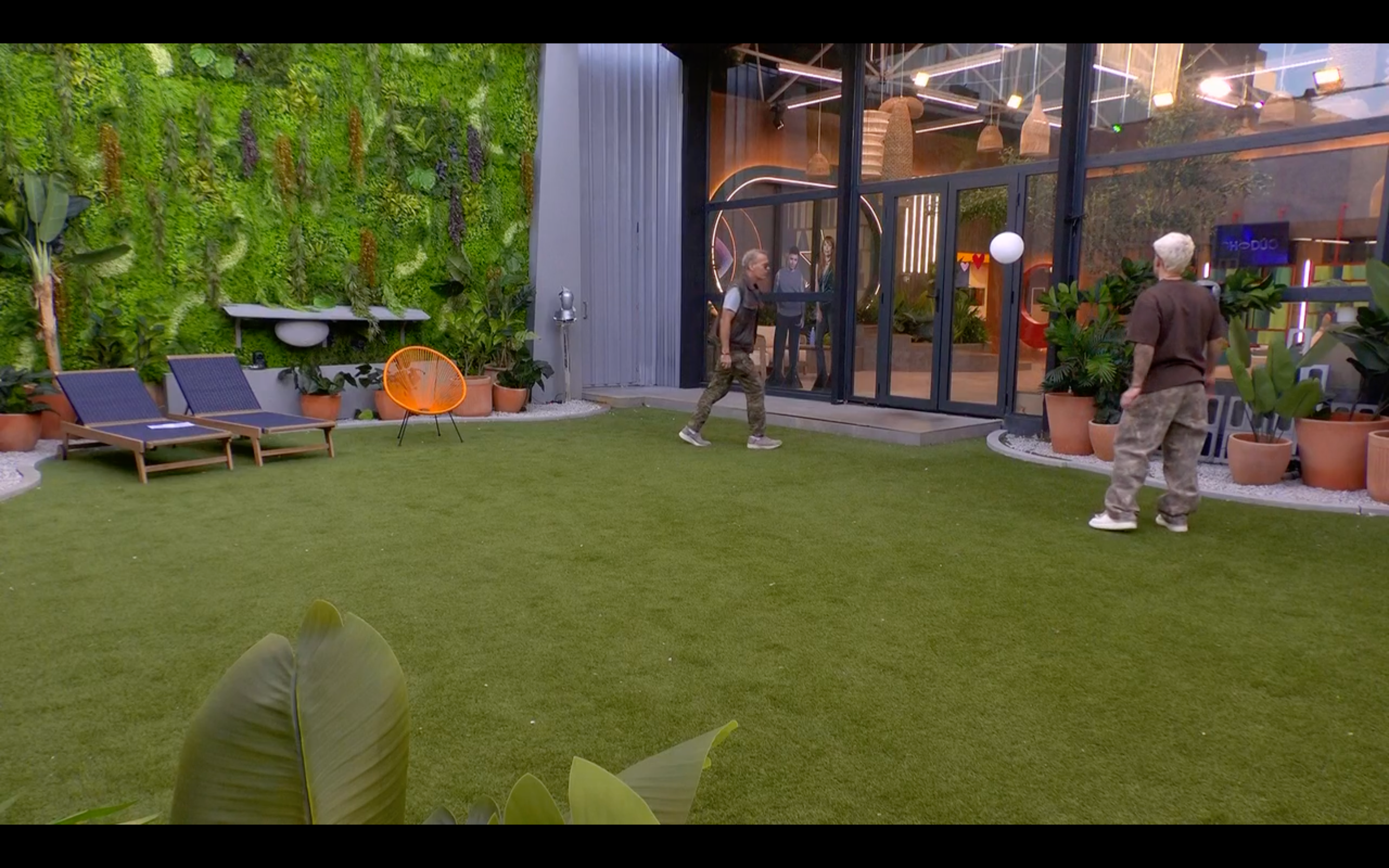 Carlos y Juanpi juegan con un globo