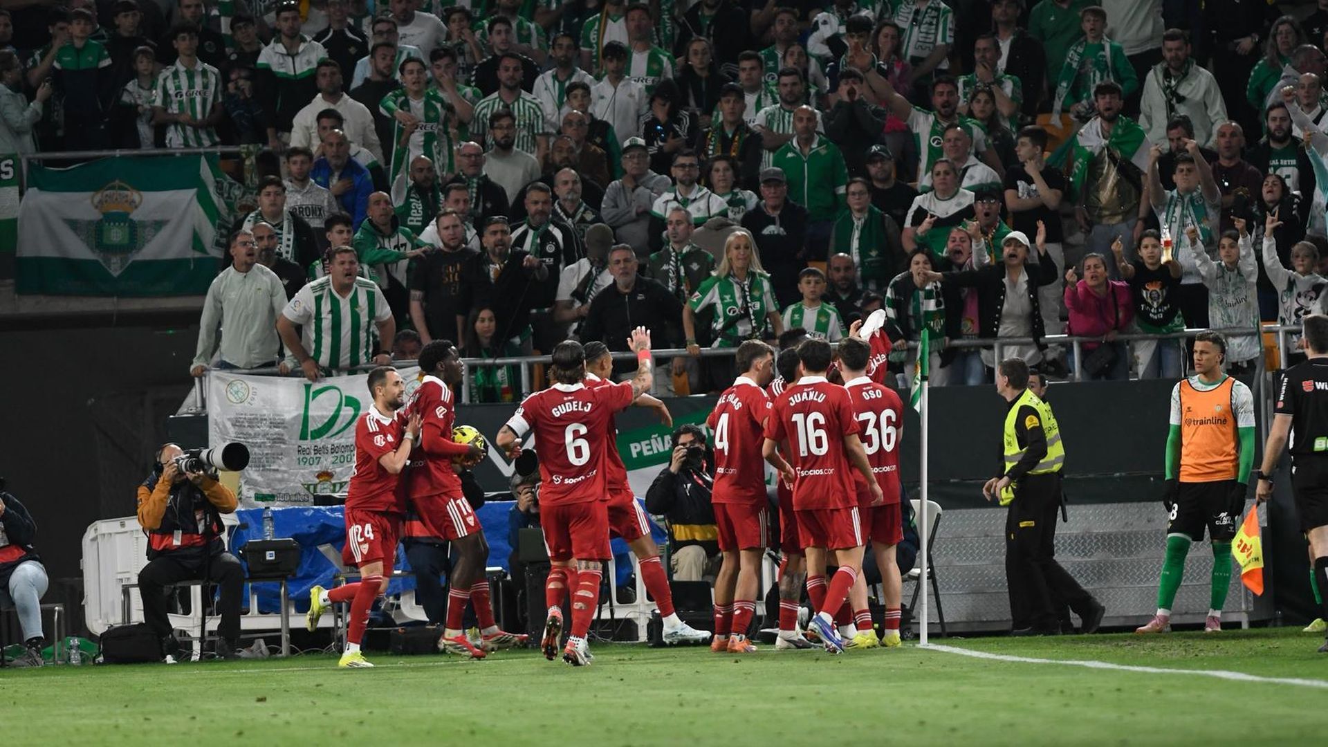 Celebración del gol de Isaac Romero en el derbi