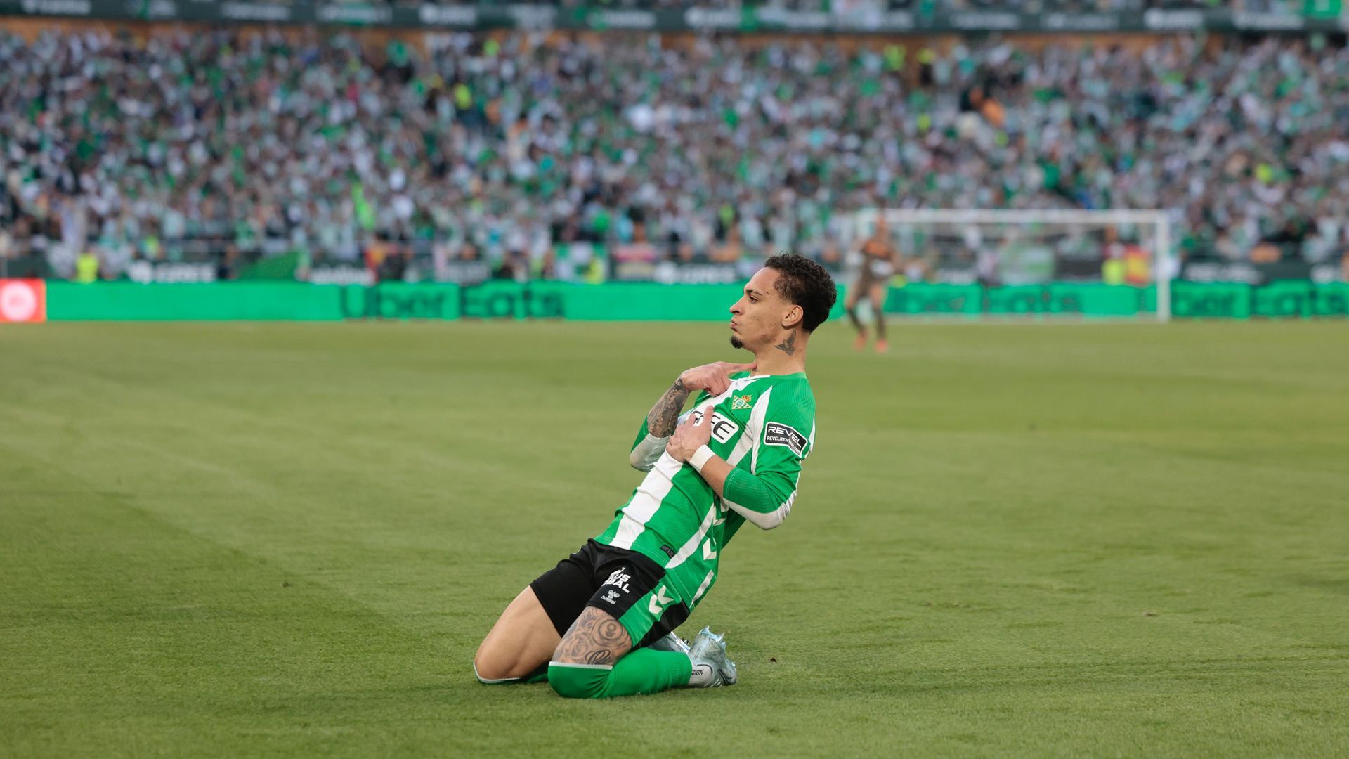 Celebración del tanto de Antony ante el Sevilla