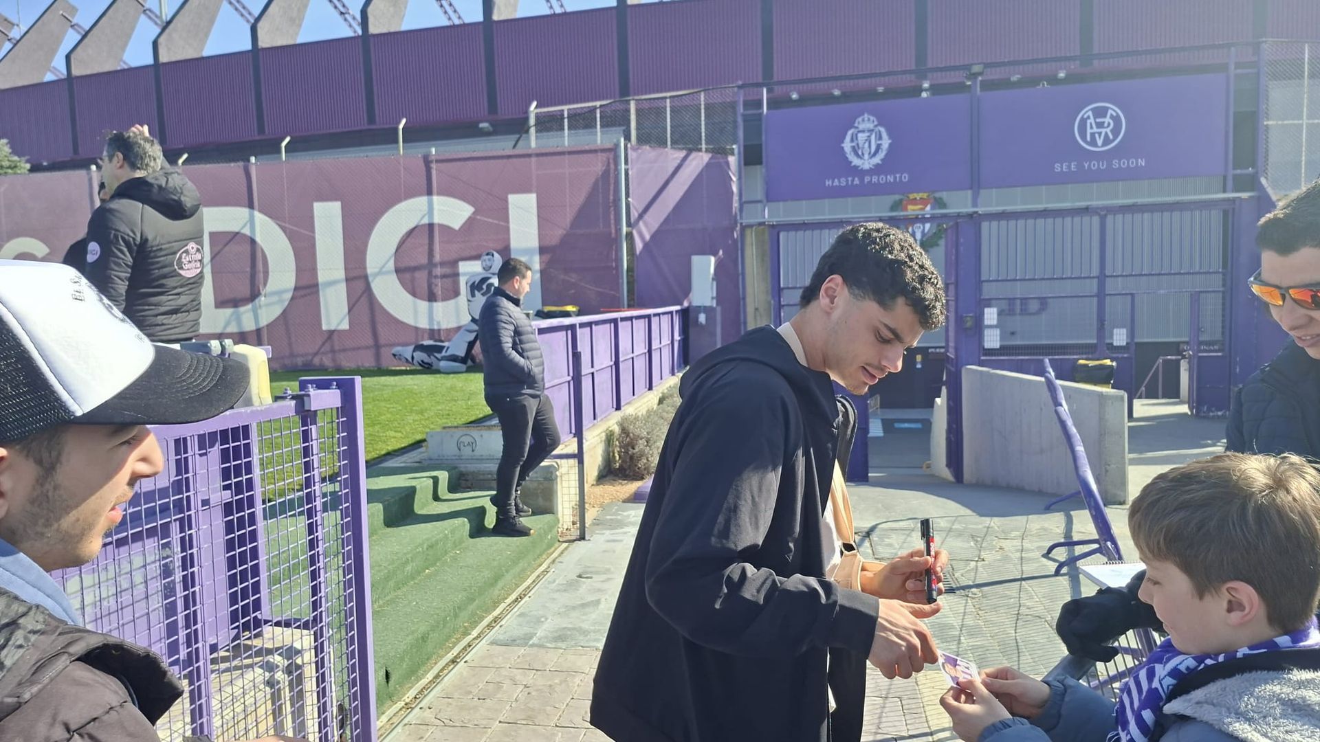 David Torres con el brazo en cabestrillo en el entrenamiento a puerta abierta del Real Valladolid. David Torres con el brazo en cabestrillo en el entrenamiento a puerta abierta del Real Valladolid.