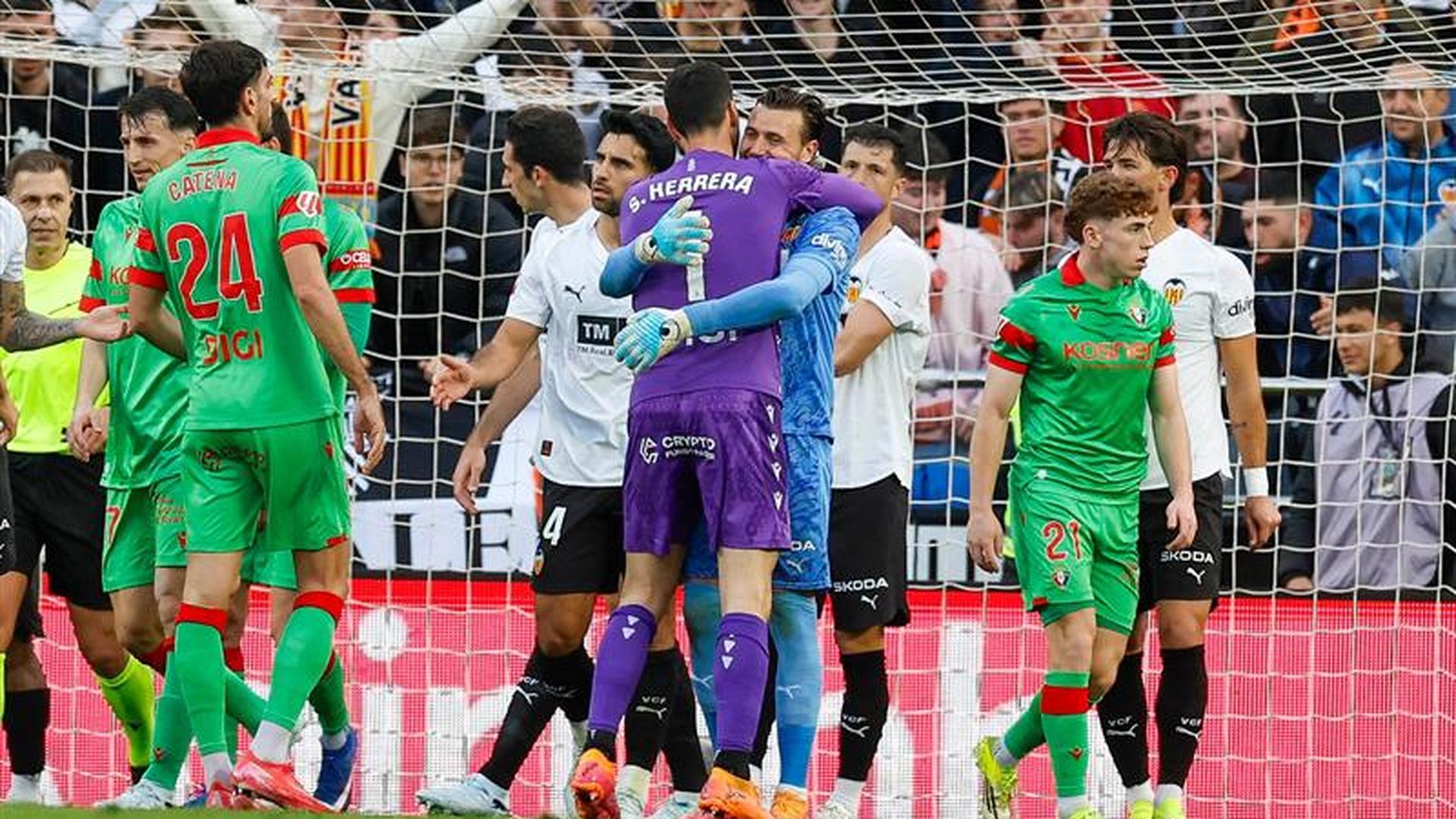 El abrazo entre Dimitrievski y Sergio Herrera