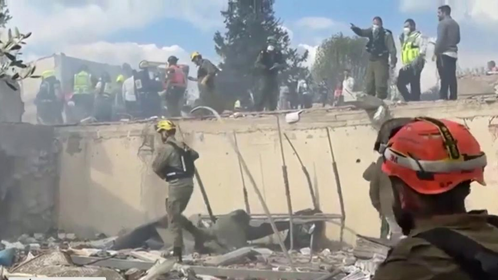 El impacto de un misil iraní deja al menos ocho muertos y 28 heridos en el centro de Israel