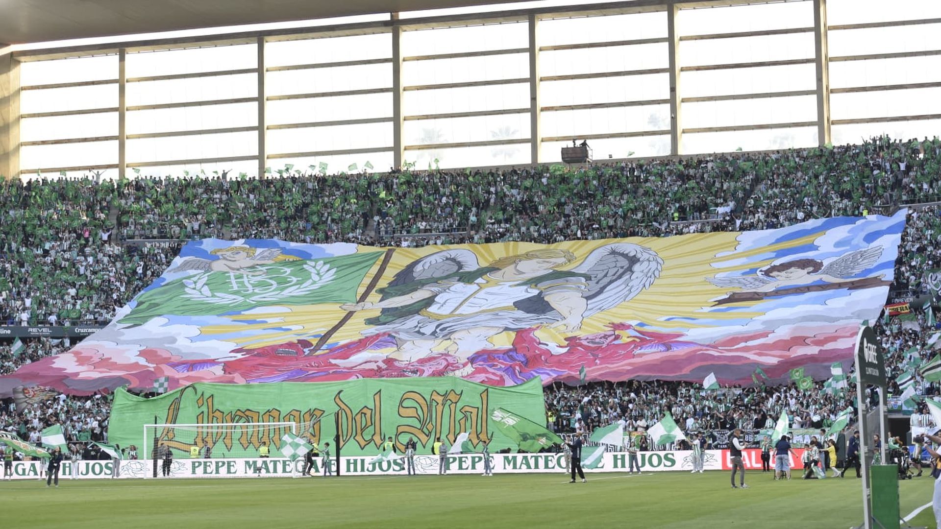 El tifo de la afición del Betis en el derbi