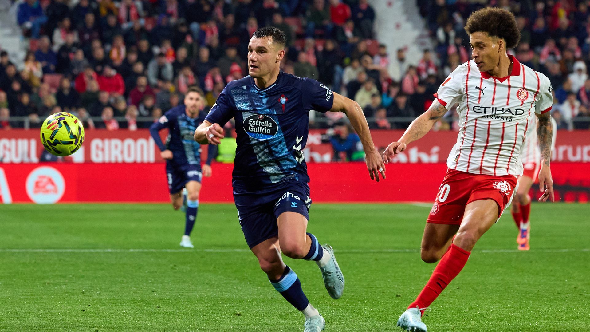 Ferran Jutglà pelea un balón con Witsel en el Girona-Celta