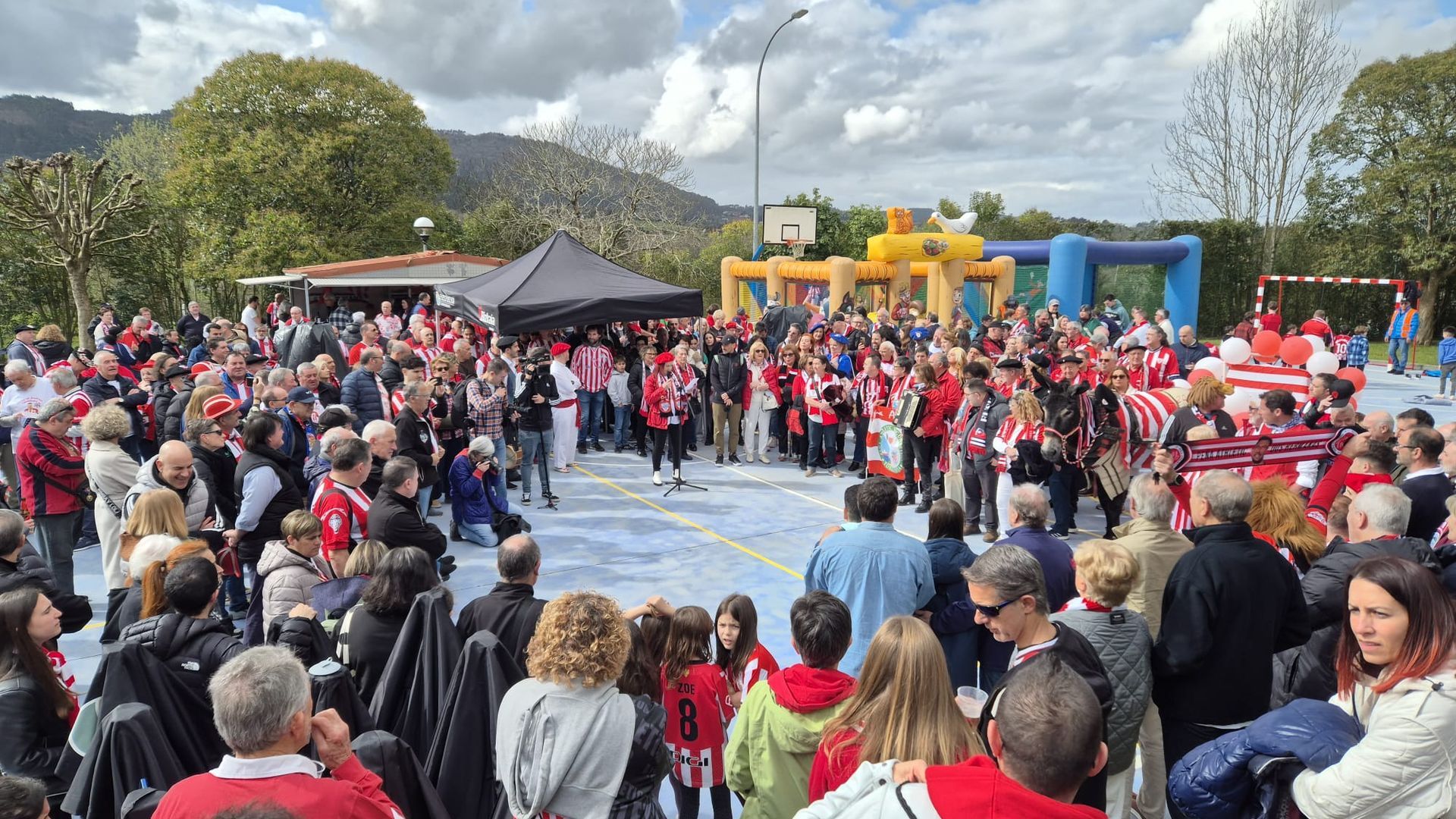 Homenaje a Oscar de Marcos en el hermanamiento de Peñas del Athletic Club en Gamiz Fika