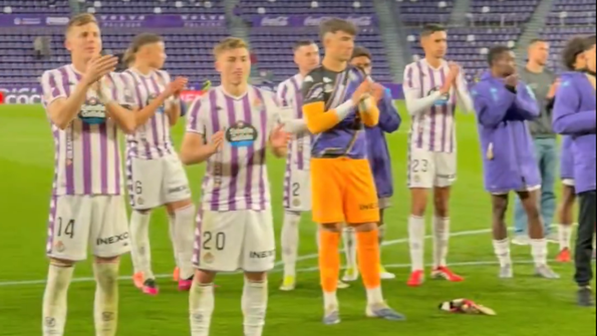 Jugadores del Real Valladolid aplauden a su afición tras ganar al Huesca. Jugadores del Real Valladolid aplauden a su afición tras ganar al Huesca.